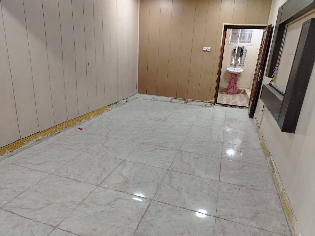 دار للايجار في الدورة شارع 60 قرب حسينية الصدريين مدخلين وكراج كبير وخدمات خارجية 3 غرف نوم وحده جوه وثنين فوك وحده منهن سويت ومطبخ ومنور واستقبال وخدمات وسطح 
السعر 600  
*********** واتساب
