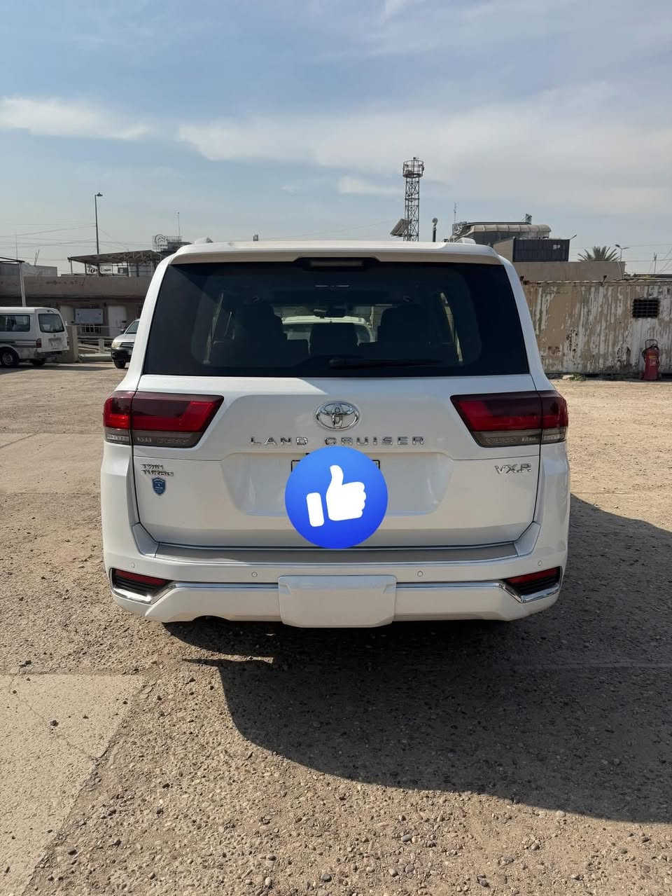 السلام عليكم 

سيارة تويوتا لاند كروز ٢٠٢٢ في اكس ار Toyota Land Cruiser VXR  موديل 2022

مكينة v.6 3.5 توين تيربو المرغوب ستة سلندر .. 
السيارة نظيفة كلش استخدام شخصي .. 

السيارة بحالة ممتازة من كل النواحي صدر مكينة ، وكلشي بيهة مرتب بدون أي ملاحظات .. 

✔️ فئة VXR اصلية بدون تحديث و لعب 
✔️ گير محرك مكفولات و مكفولة من كلشي 
✔️ صيانة منتظمة و محافظ عليهة كلش 
✔️ بدون ولا قطرة صبغ 
✔️ جاهزة للفحص بأي مكان
✔️ سيارة رفاهية + هيبة + اعتمادية 
✔️ نظام صوت JBL المميز 
✔️ تدفئة تبريد كشنات امامي و خلفي 
✔️ مقاعد ميموري للخزن 
✔️ رادارات ٣٦٠ درجة 
✔️ مري شفط 
✔️ شاشات خلفية 
✔️ شاشة كبيرة 
✔️ تبريد بيانو 
✔️ داخل احمر 
و صراحة هواية مواصفات جناية ال vxr يعرفوهة

* اللون: أبيض
* الممشى: ( ١٢١ )الف كيلو متر 
* الصبغ: بدون قطرة صبغ 
* الوارد: خليجي 

السيارة مرقمة بغداد رقم مميز 
اذا اتفقنة عالبيعة مالتهة ارقملكياهة رقم بغداد باسمك 

السعر المطلوب 76,000 $ يعني ٧ شدات و ٦٠ ورقة و بيهة مجال بسيط 

و ان شاءالله الرزق و التوفيق للجميع 

مكاني بغداد 

للتواصل على الخاص او على الرقم 
***********
