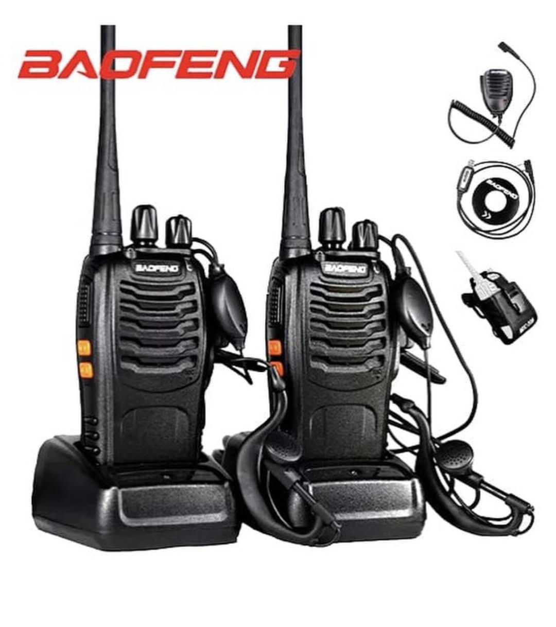 هذا الجهاز هو جهاز اتصال لاسلكي محمول (Walkie Talkie) من طراز Baofeng BF-888S. يُعد هذا الطراز خياراً شائعاً وبأسعار معقولة للاستخدام في الأماكن الخارجية مثل التخييم، والرحلات، ومواقع العمل. 
المواصفات والمميزات الأساسية:
التردد: يعمل بنظام UHF (400-470 ميجا هرتز) ويوفر 16 قناة اتصال.
المدى: يصل مدى الاتصال إلى ما بين 1 و5 كيلومترات، حسب طبيعة المنطقة (مفتوحة أو مزدحمة بالمباني).
البطارية: مزود ببطارية ليثيوم أيون (Li-ion) بسعة 1500 مللي أمبير، تدوم حتى 8-18 ساعة تقريباً من الاستخدام.
وظائف إضافية:
كشاف إضاءة LED مدمج.
خاصية تقليل الضوضاء (Noise Reduction) لضمان وضوح الصوت.
يدعم نظام التشفير (Scrambler) لحماية خصوصية المكالمات.
التنبيه الصوتي لأرقام القنوات باللغتين الإنجليزية والصينية.
اعلى سعر ابيع


**إذا كنت صاحب هذا الإعلان وتريد حذفه لأي سبب، رجاءا أرسل رسالة إلى الدعم الفني**
