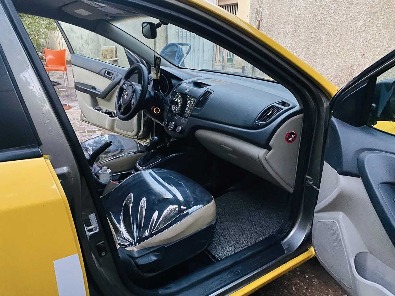 السلام عليكم كيا فورتي للبيع 2012 وارد أمريكي
ضررها بس البنيد مصلح نفسه ليبل واحد 
السياره جاهزه من كل النواحي السعر 98$
للاستفسار ***********
