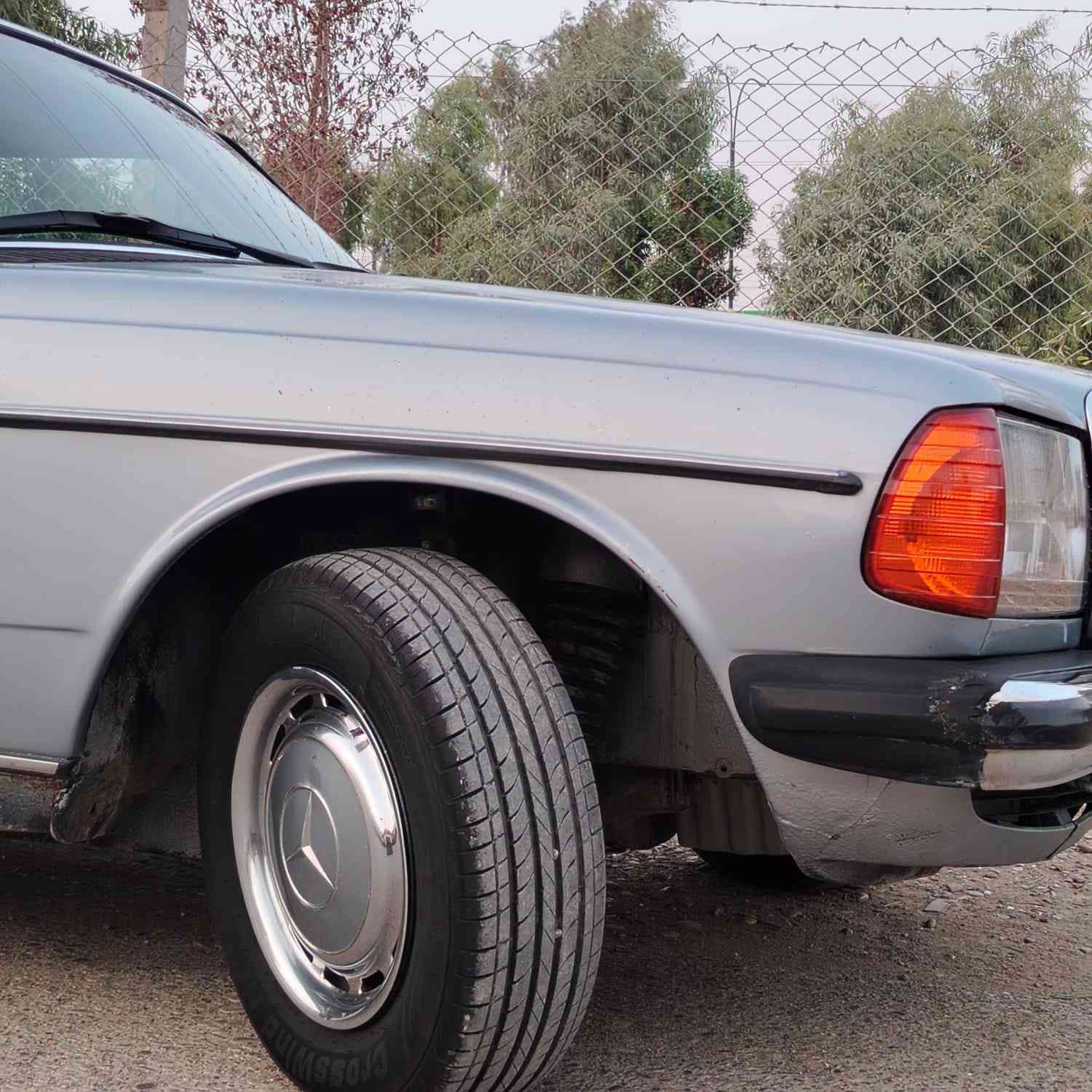 السلام عليكم
مارسدس أبو جحيل للبيع سياره جاهزه من كل النواحي كهربائيات كلها شغاله قطره صبغ ما بيها فقط الهلالات مصبوغه 5 تأيرات جدد  صدر خلفي امامي جديد سياره بسمنا تحويل ثاني يوم ساره تأخذها ربع ما تصرف عليها مكينه 4 سلندر مكان السياره تكريت 
السعر 75 وبيها مجال 
الرقم :***********
*********** واتساب
