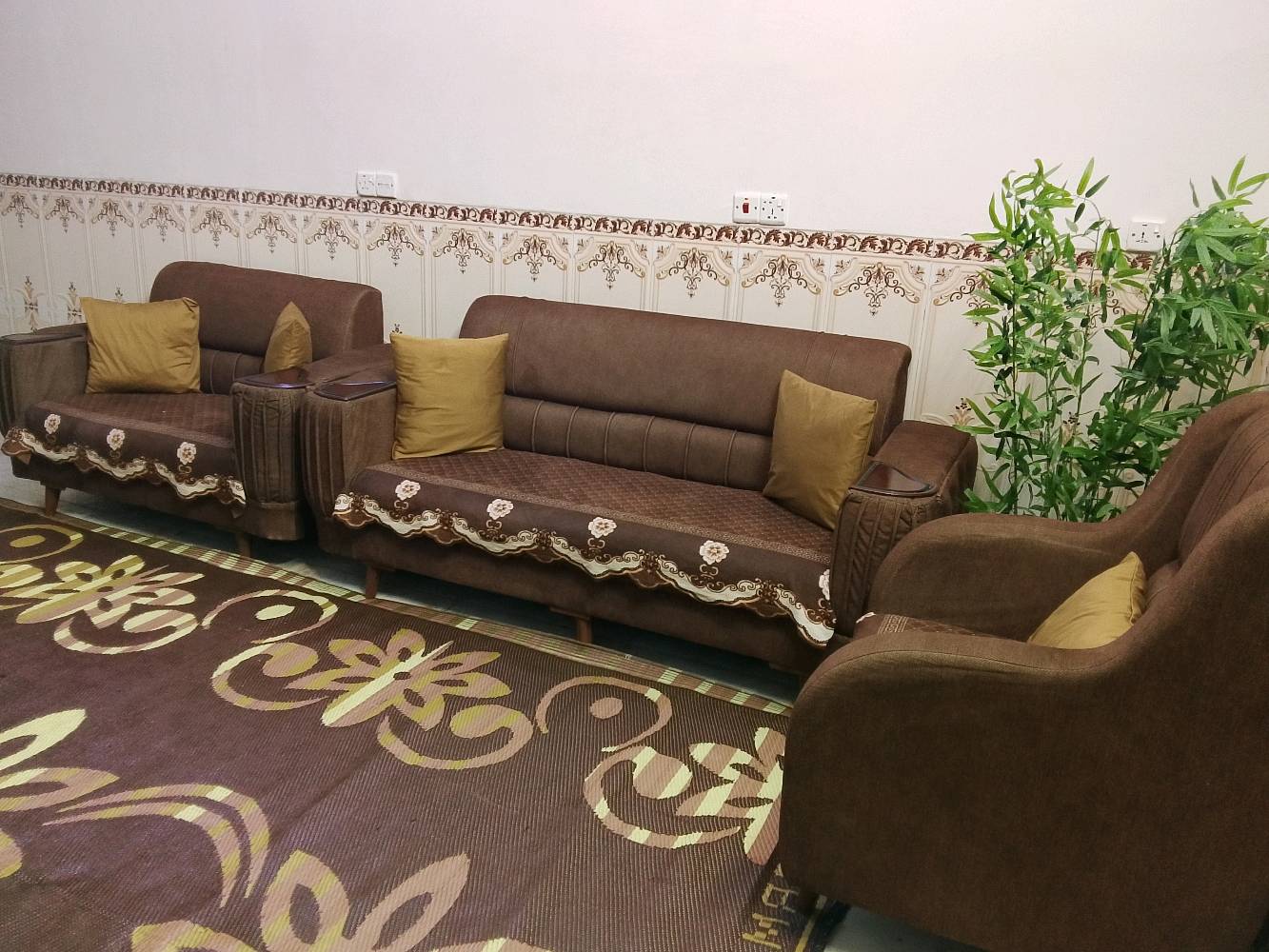 لدينا تخمة فاخرة مع سجادة للبيع، تشمل قنفات وكراسي مصممة بذوق رفيع بلون بني داكن مع وسائد ذهبية لتضفي لمسة من الأناقة على أي غرفة جلوس. الأقمشة ذات جودة عالية ومريحة للجلوس لفترات طويلة. هذه المجموعة مثالية لمن يرغب في تحديث ديكور منزله بأسلوب عصري ومريح.