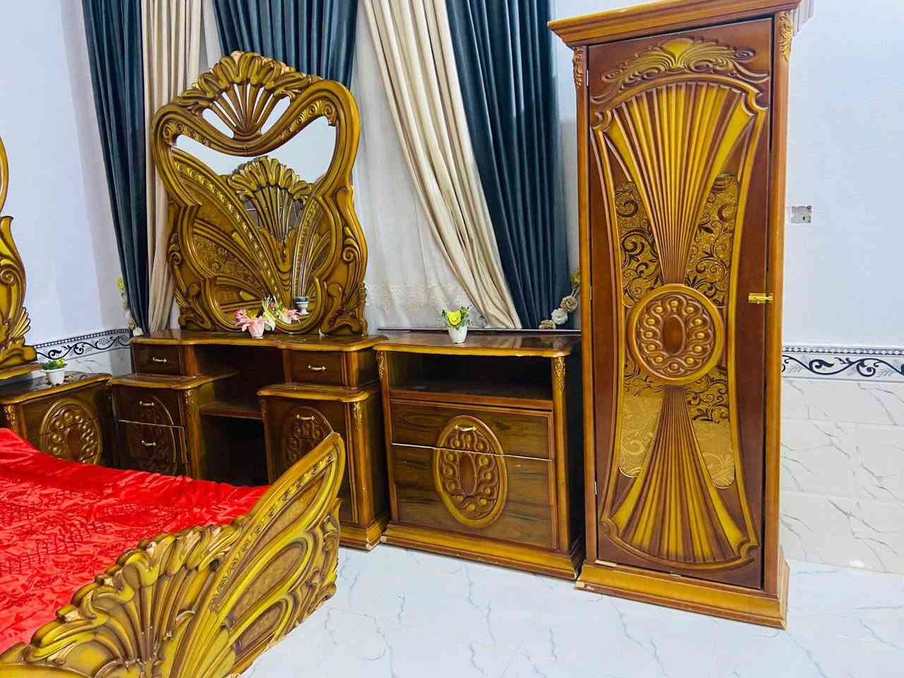 للبيع غرفة نوم توج خشب صاج عراقي حطاطه ثقيل شرط نضافه فول عنوان الرمانه البعبيد سعرها 975 وبي مجال 
***********
