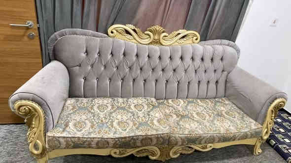 تخم ملكي نضيف 10 نفرات 6 قطع 4 كراسي وقنفتين ثلاثيات السعر 325 المكان مجمع الاميرات لاتصال *********** النجف
