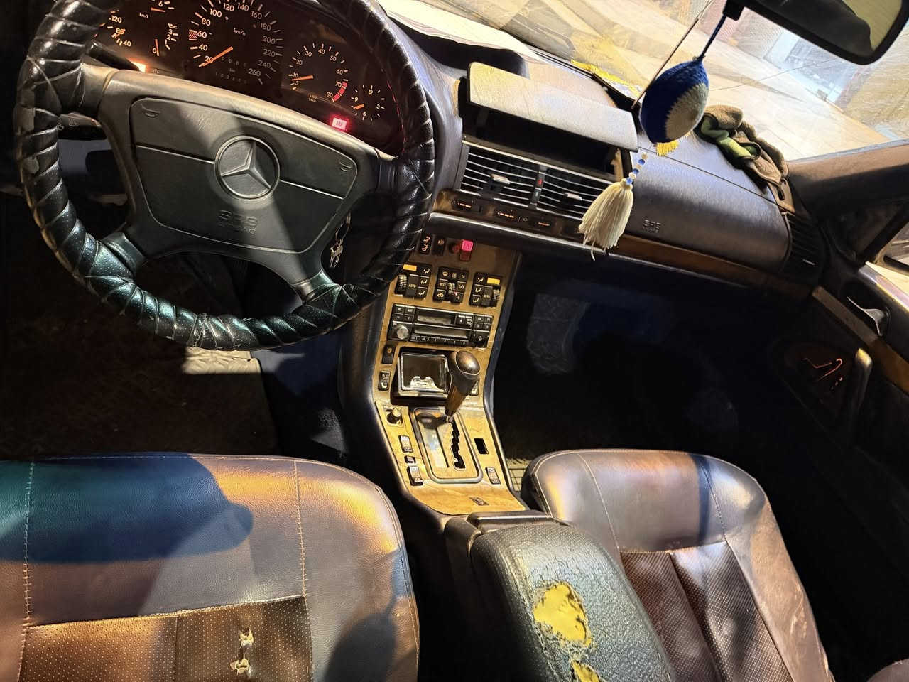 السلام عليكم مارسدس شبح 1992 رقم واسط محور كير ومكينه vvt.l  3000 بس المكينه والكير كايمات الدواخل نضيفه ب80‎%‎ ابيع بما يرضي الله قيم مكان تواجد واسط مداور ثاني يوم مابيه حادث السياره بلاد بيه طخه زغيره بخشم الجاملغ من جهت عكس السايق 
هذا رقمي او تراصل فيس ***********
