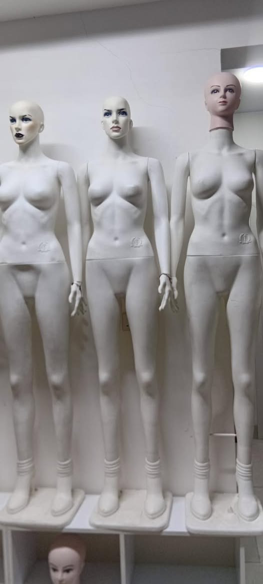 سلام عليكم مليكانات البيج اخو الجديد 
العدد 14 قطعه +ميز محل + مليكان بنطرون عدد2  السعر خاص لين كل قطعه وسعر 

واتساب ***********
