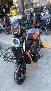 دراجة كهربائية جديدة بتصميم أنيق وعصري، تجمع بين الألوان الجميلة والأس...