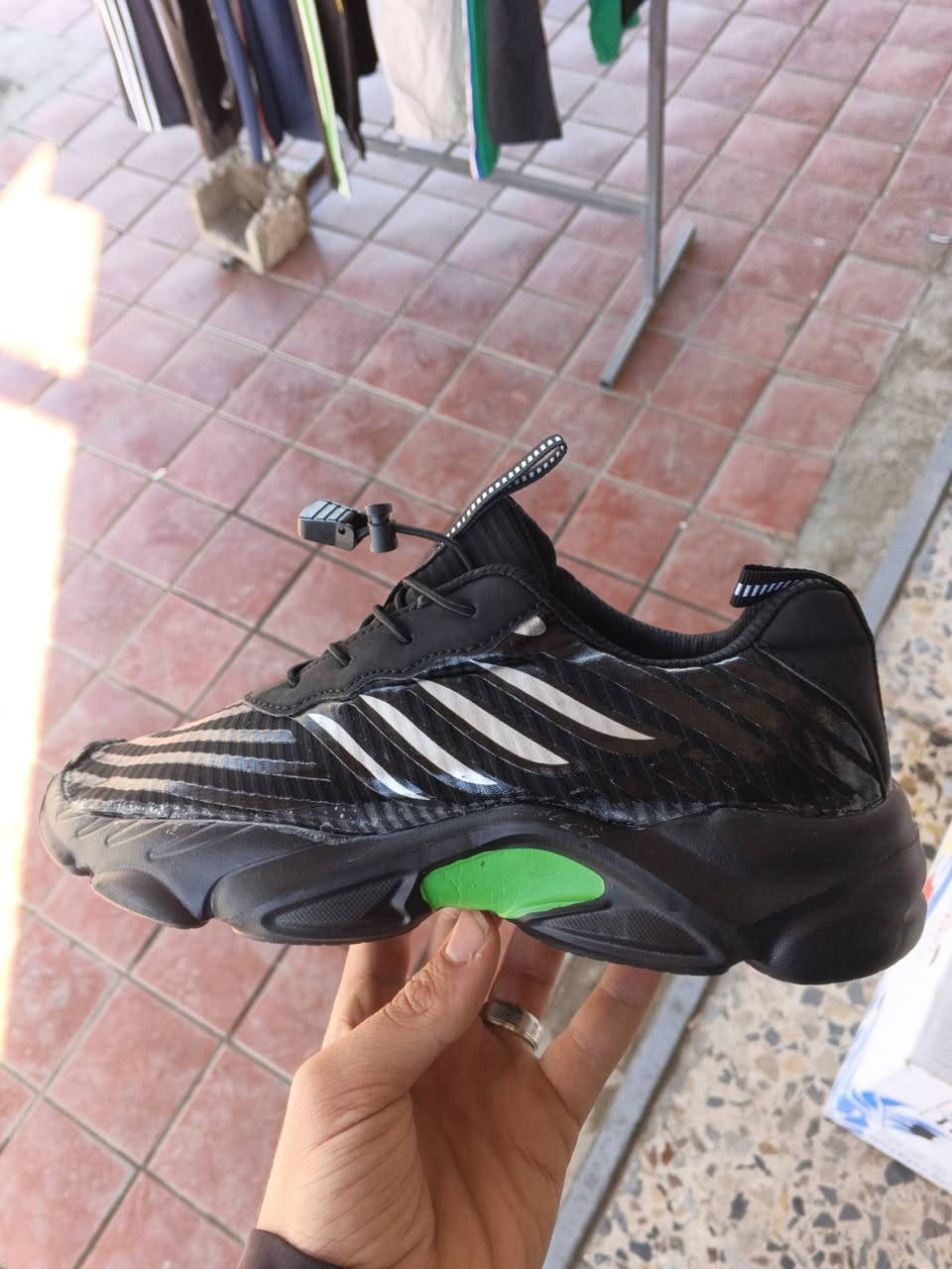 وصلت وجبه جديده من الاحذيه الاوربيه كله جديد كسر اليوم 
سعر اي قطعه؟: 5.000 دينار بس.     عنوان المحل جسر ديالئ شارع الأطفاء مقابيل بلديه جسر ديالئ *********** واتساب متوفر توصيل جميع انحاء العراق
