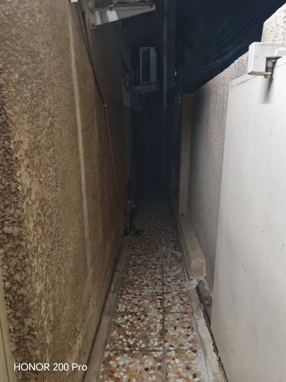 سلام عليكم يوجد مشمتل معزول للايجار في منطقة حي الزهور المنصور خلف مستشفى الطفل الاسكان المساحه ٨٠م تحتوي عل صاله ومطبخ وغرفه نوم وصحيات والطابق الاول غرفتين نوم وصحيات شارع عريض منطقه هدوء للاستفسار الاتصال على ***********او *********** مكتب اليقين للعقارات
