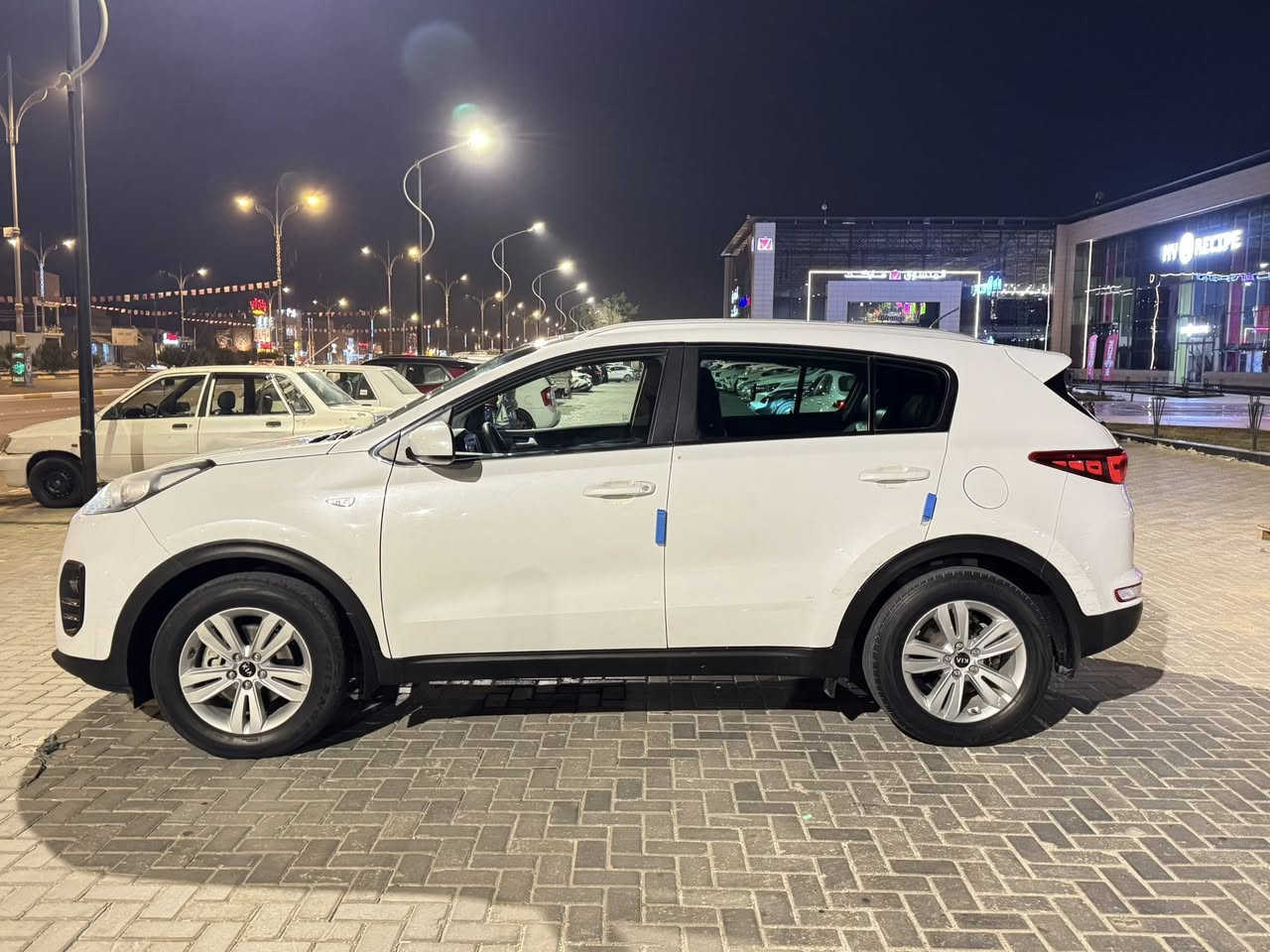 السلام عليكم
للبيع كيا سبوتج 2017خليجي 
السعر 159
لون ابيضّ رقم كربلاء أب اسمي تحويل مباش
مكفوله صبغ أو تبديل بيه فقط بارد أب مكانين اصغار 
مواصفات السياره 
بانوراما. قطعتين تبريد لد خلفي و لايت ضبابي عدسه إماميه كأمره حساس خلفي محرك gdiبحاله جيده إشاره بل جاملغ  داخل مخمل مغلف جلد شغل درجه أوله شاشه صغيره أو بيه بلوتوث  السياره حلوه أو نضيفه او كلشي ما عايزه 
السعر 159
مكان كربلاء 
للسفسار اكثر ***********
