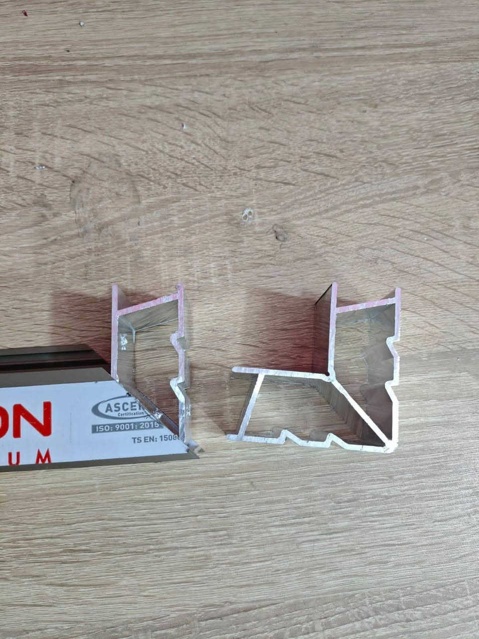 التساهل لبيع براغي وزوايا تجميع الالمنيوم بارخص الاسعار للتواصل ***********
