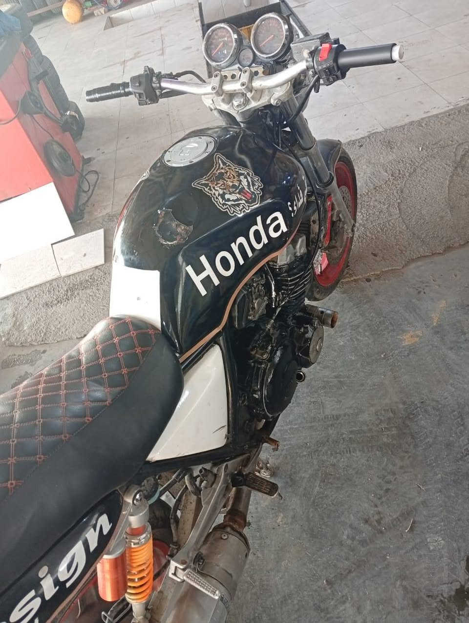 سلام عليكم دراجه سيبي جيل اول دراجه نكره بكل وقت وياهه زوج تايرات جدد او ناضافه خير من الله سعر1500 قفل مكان لانبار رمادي رقم ***********
