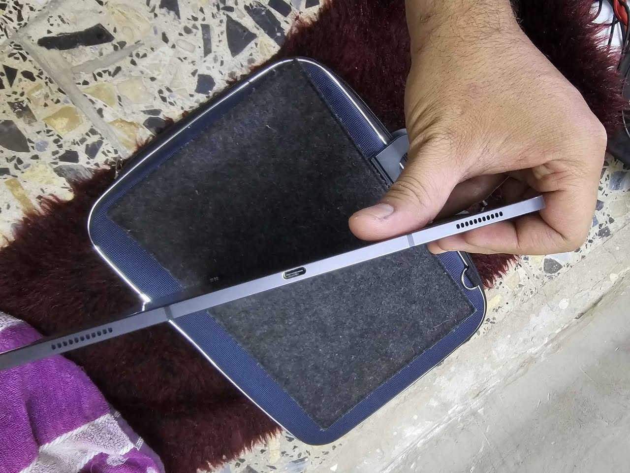 تابلت سامسونج كمبيوتر متكامل (Samsung Galaxy Tab S8 Ultra) 📢
​الجهاز غني عن التعريف، يعتبر أقوى تابلت للإنتاجية، الدراسة، والتصميم، وبأعلى المواصفات والذاكرة (نسخة الـ Ultra الأعلى بالسلسلة).
​⚙️ المواصفات الفنية 
​الذاكرة الداخلية: 512 جيجابايت (مساحة عملاقة تخزن كل ملفاتك وفيديوهاتك).
​الذاكرة العشوائية (RAM): 16 جيجابايت (أداء خارق وسريع جداً بدون أي تعليق).
​الملحقات: يأتي مع القلم الأصلي (S Pen) الذكي 
​✨ حالة الجهاز:
​الجهاز بحالة الوكالة (نظيف جداً مثل ما موضح بالصور من كل الزوايا).
​الشاشة نظيفة تماماً بدون أي شخوط أو عيوب.
​البطارية وأداء الجهاز 100%
الجهاز ابد ما متعوب 
تجي تفحص من باب بيت
عنواني بغداد Colombo, Sri Lanka


**إذا كنت صاحب هذا الإعلان وتريد حذفه لأي سبب، رجاءا أرسل رسالة إلى الدعم الفني**