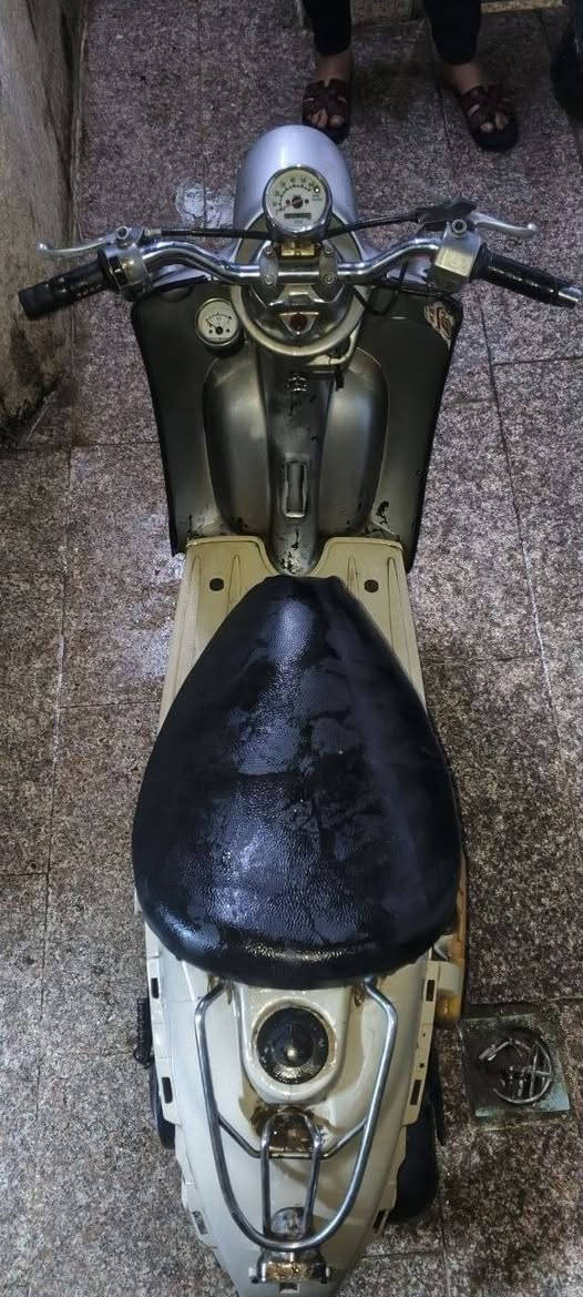 سلام عليكم دراجه اكلاسك مكينه نظيفه
سلف هندر كله شغال
تايرات جدد
فقط نقص الاصفاح
سعر ١٧٥
مكان الشعب
***********  واتساب موجود
