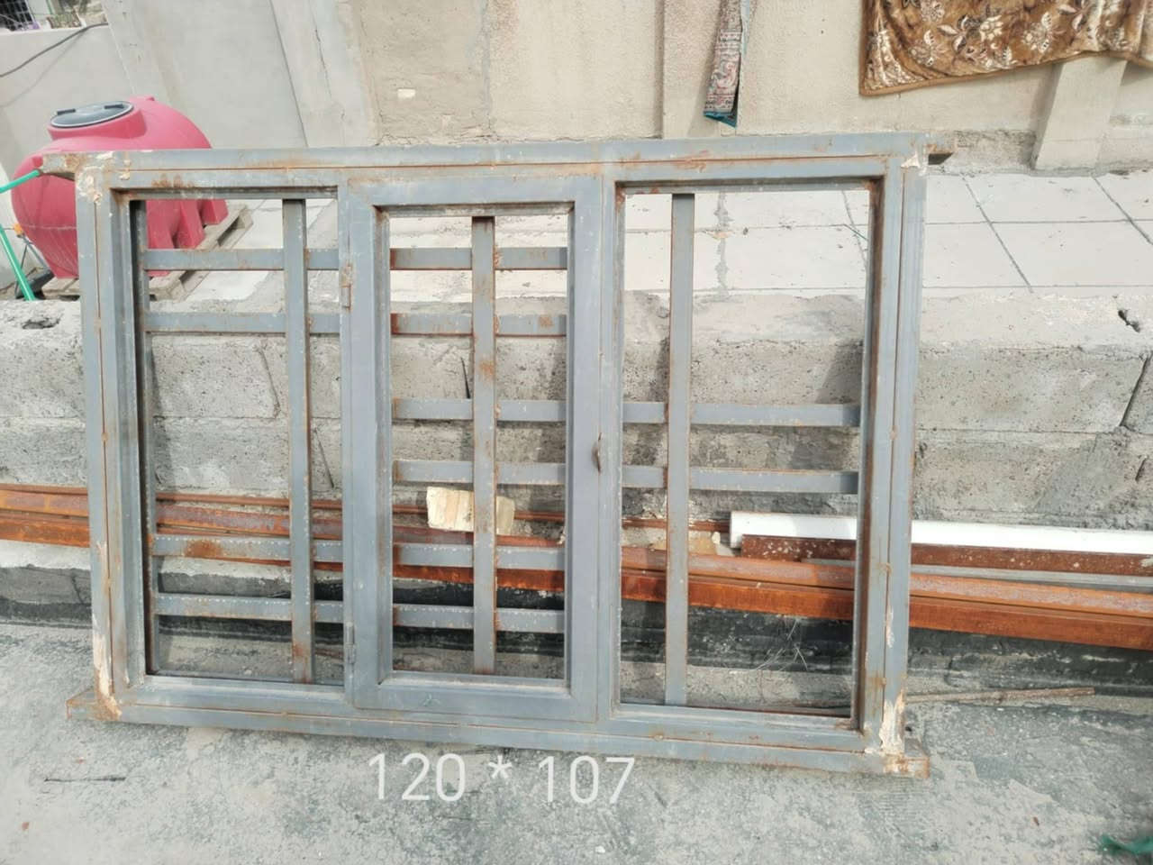 السلام عليكم شبابيج ثنين وباب وشباج للبيع داير جنل مو شخاطة وشغلهن توصات مو جاهزات وشغلهن درجة اولى وحديد ثقيل مكاني شرطة خامسة للاستفسار ***********
