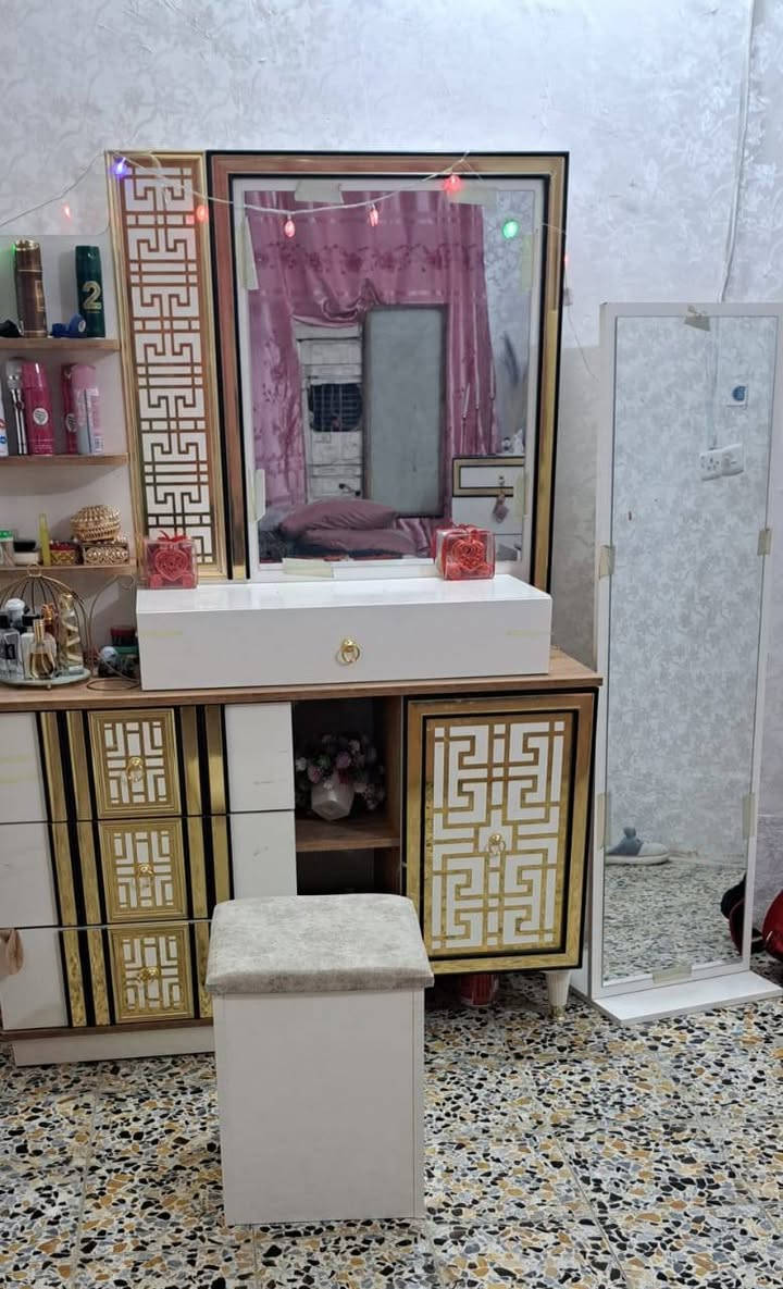 السلام عليكم غرفه  نوم مستعمله تركي نظافه85٪ ١٠ قطع  السعر 900 للتواصل ***********
