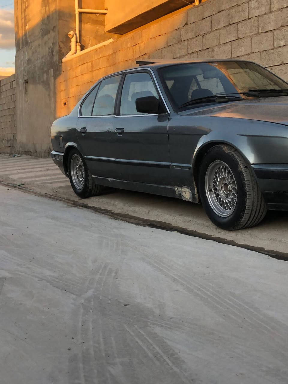 السلام عليكم سياره  520BWM بلاد موديل 92 سياره فول رقم بغداد صدامي شرط وكاله سعر 28 سنويه كرتونيه رقم موبايل واتساب ***********
