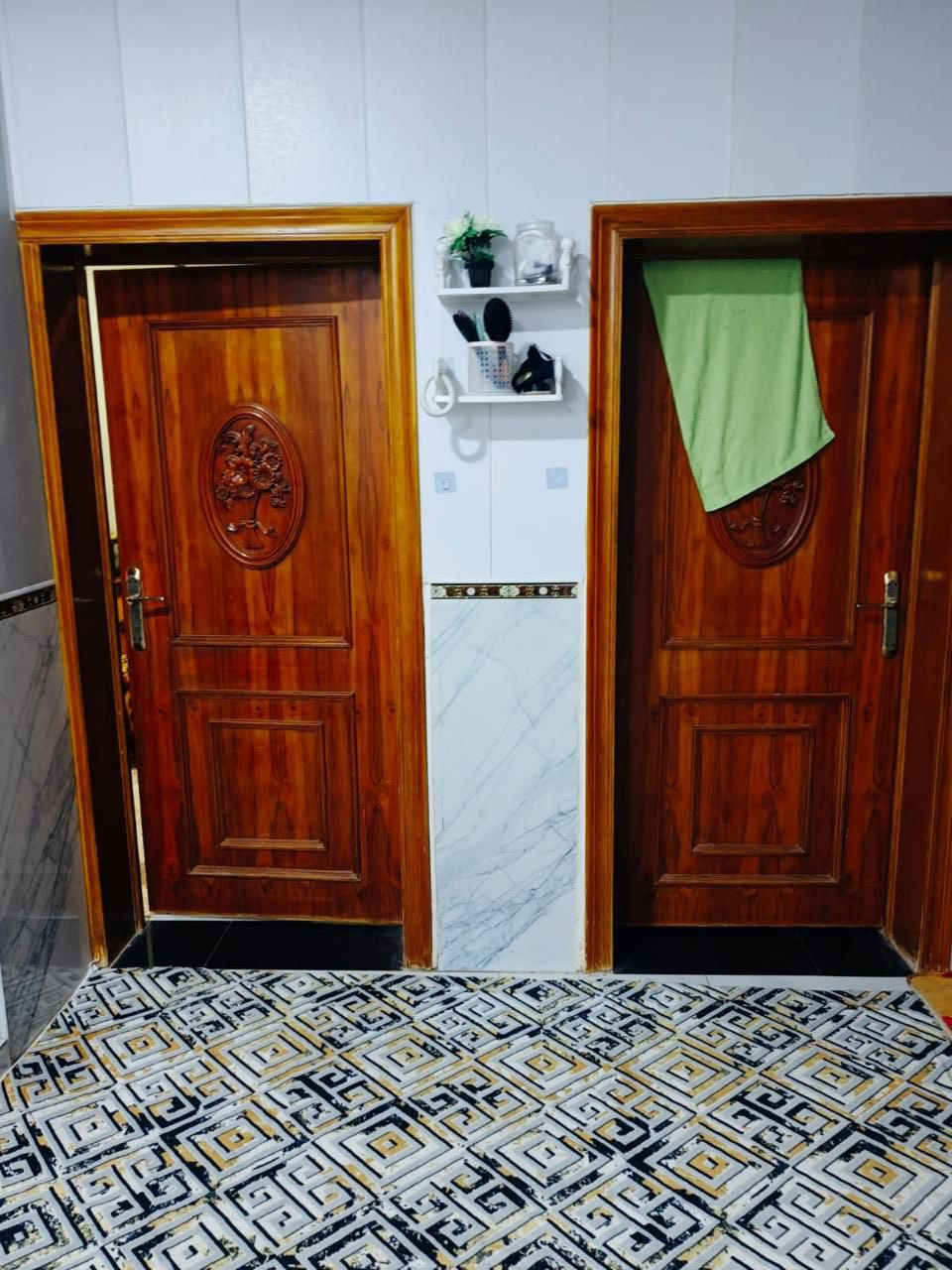 السلام عليكم بيت ابن يقطين طابقين  ركن المساحة ٢١٩ م مقابل المولده  تفاصيل البيت ٦ غرف وصالتين ثلاث مجموعات صحية مطلوب  ٣٧ يسدد بل شهر ٥٨٠ مقدمه ١٤٣ قابل للتفاوض  السعر الكلي للبيت ١٨٠ قابل للتفاوض للستفسار الاتصال على الرقم *********** أو مراجعة مكتب عقارات الثابت عنوان المكتب حي الحكم مجاور مجمع الالماني توتل مقابل متنزه النورين.

