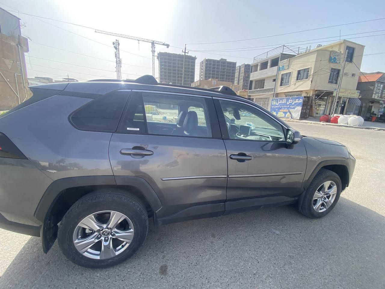 السلام عليكم راف فور بانزين فقط  للبيع موديل 2023 وارد امريكي حادث 4 قطع  بنيد وجاملغ وبابين  بيها صور الحادث السونار مرفق بالمنشور رقم بغداد بأسمي فوول مواصفات 1/1 ماشيه 25 مايل فقط 
1-فتحة 
2-بصمة 
3-شاشة جبيرة 
4-كامرة دوارة 
5-اشاير بالمري 
6-كشن السايق كهرباء 
7-ويل كروم 
8-لايتات زنون عالي وناصي 
9-رادار امامي 
10-رادارات جانبية 
11-نظام كار بلي ويه البلوتوث 
12-اوتو هولد 
13-نظام اطفاء السيارة عند الوقوف 
14-فور ويل 
15-مكينة 2500 
16-حساسات خلفية  
7-هند بريك بصمة  
20-نظام صعود المنحدرات 
21-ثلاث وضعيات قيادة 
وبعد بيها مواصفات هواية ممذكورة مكان السيارة بغداد الحريه  رايدها ب 187 قفلها بدون عمله للاستفسار الاتصال***********
