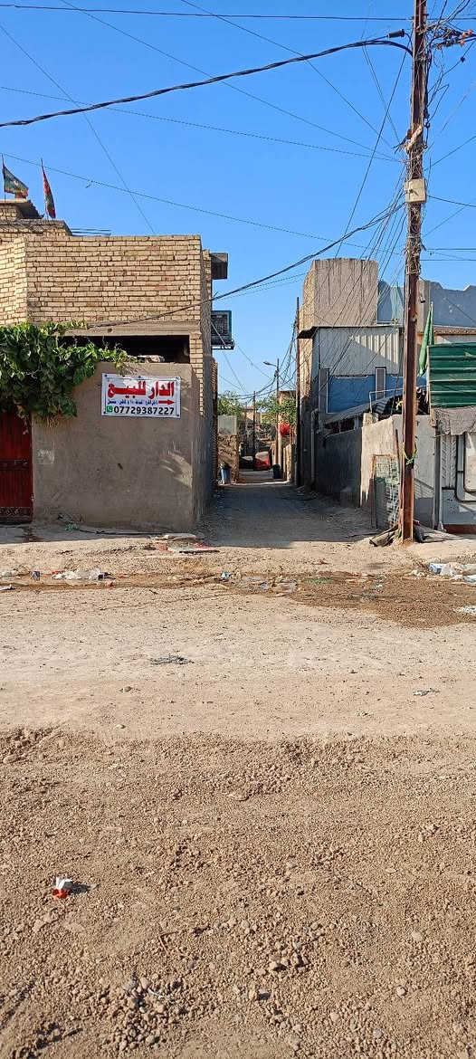السلام عليكم خوان بيت للبيع داخل فرع 
مساحة 180 قاطين وبصفه مشتمل زغير يعني بيتين؟
المكان الكماليه يم بيت فليفل فرع اسواق احمد 
البيت عگاده مجاري ماء كهرباء متوفر 
البيت فوگ 2 غرف نوم ومطبخ وصحيات 
وجوه غرفه نوم وستقبال وصاله وصحيات 
والمشتمل غرفة نوم واحدة وستقبال يعني بيت زغير 
طابو زراعي سند 25 
وسعره كلش مناسب والله 
تصل بخدمتك مال عائله چبيره ياخذ 
***********
