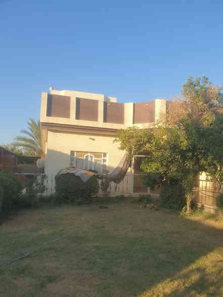 السلام عليكم ورحمة الله وبركاتة  بيت مع نصف دونم للبيع طابو زراعي يتكون من اربعةغرف نوم ومطبخ وصالة واستقبال كونكريت طابوق جمهوري يبعد عن طريق حلة كربلاء ٧٠٠ م  تبليط  الاتصال ***********
