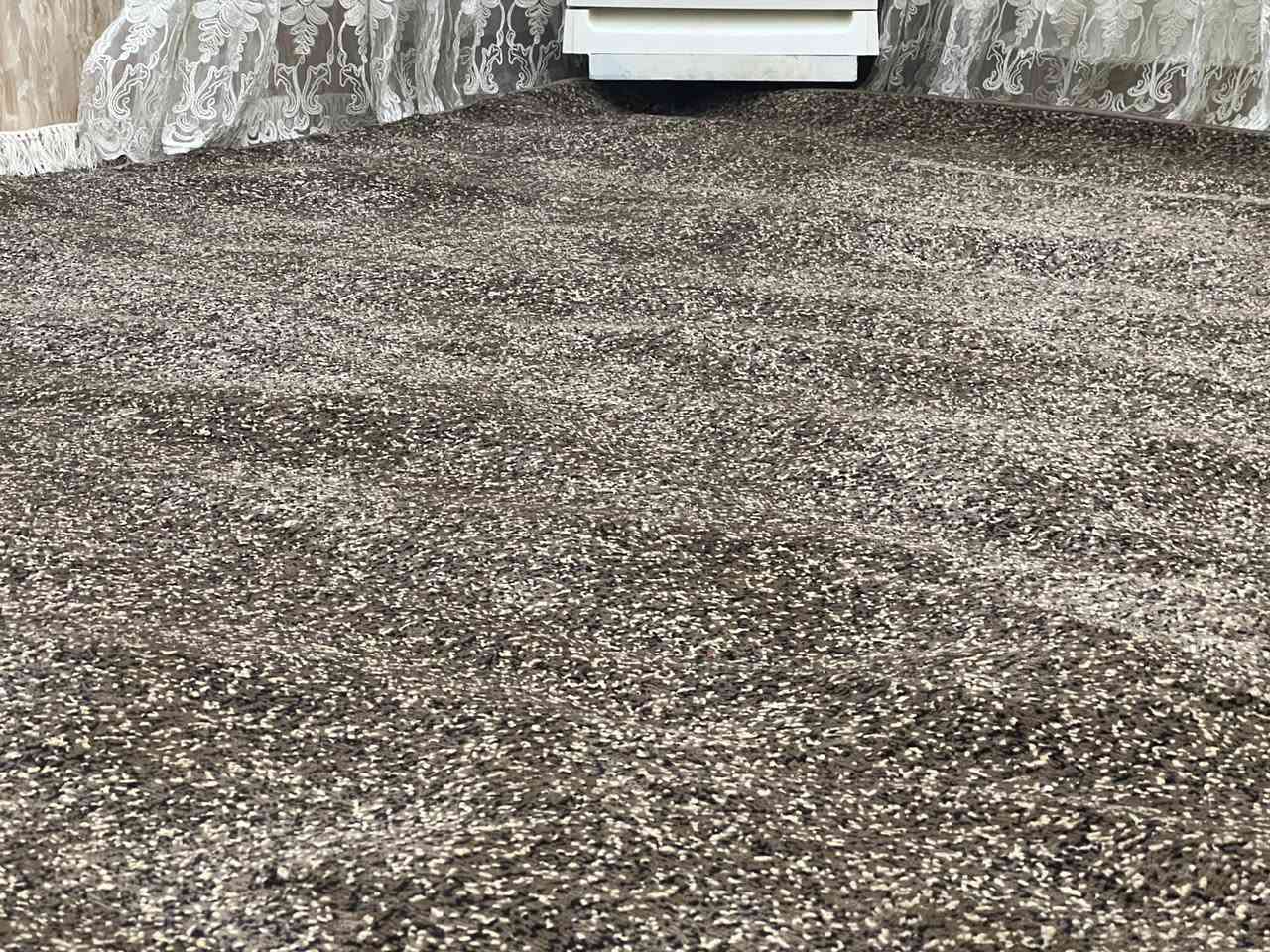 بۆ فرۆستن لۆک دانە خراوە
قیاس چوار ژوورە خۆڵ نادات
چوار بە شەش چوار بە پێنج سێ بە پێنج
***********
