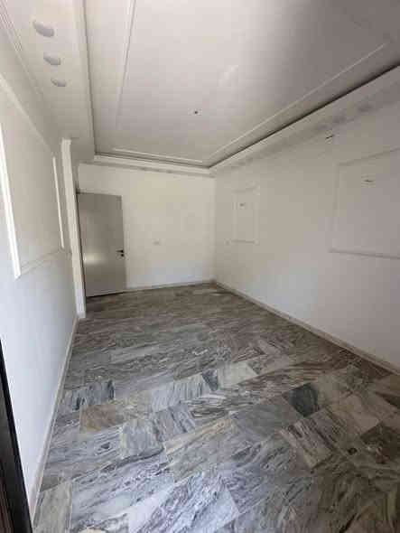 يحتوي على ؛$ كراج ‏ واستقبال وحولي مطبخ حار ‏وبارد ومنور و3 غرف نوم و خدمات  طابقين

طابو ملك صرف 

الموقع: مشتمل-‏ الشعب الضباط شارع عدن‏ خلف ‏مجمع اليزن    

_________________________

(#مكتب_السوداني_للوساطة_العقارية)

عنوان المكتب بغداد-الشعب - حي التجار- مجاور اعدادية بلقيس للبنات‏- @‏‏ ***********￼ يوسف السوداني متواجد ماسنجر واتساب
