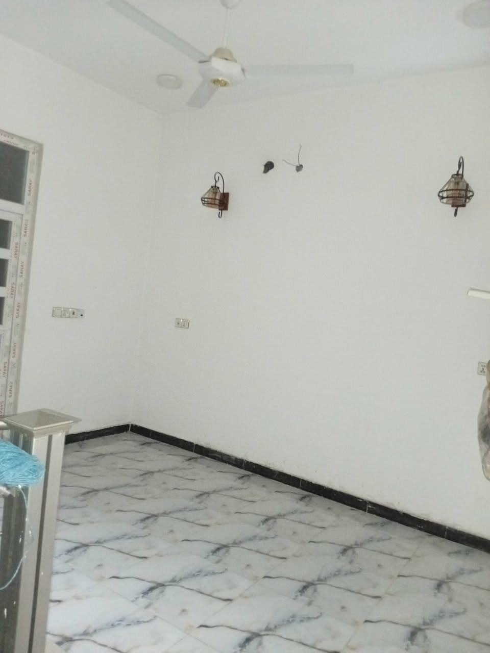 ​🏡 دار حديث للبيع في بعقوبة (طابق ونص)
الموقع: بعقوبة - منطقة شفته (قرب جسر مباشر / الفرع على اليمين قبل مدخل السيطرة).
​📐 تفاصيل العقار:
​المساحة: (  100 متر اتكاتب وياك  واقع الحال 140متر 
​نوع السند: زراعي (سند 25)
​حالة البناء: بناء جديد (غير مسكون سابقاً) جاهز للتسليم.
​التصميم: طابق ونصف، مكتمل التشطيبات بالكامل "للاخير".
​💡 الملحقات والتجهيزات المشمولة:
​كيزر (سخان ماء)
​ماطور ماء
​بنكات (مراوح سقفية)
​ثريات إنارة كاملة
​🛣️ الخدمات المتوفرة:
​منطقة مخدومة بالكامل.
​تبليط 
​شبكة كهرباء مستقرة.
​إسالة ماء.
​📞 للاستفسار والتواصل:
​للمزيد من المعلومات أو لترتيب موعد للمعاينة، يرجى الاتصال على الرقم:
👉 ***********
