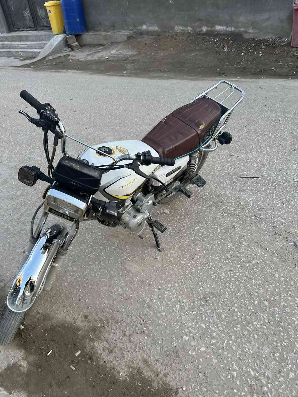 دراجة للبيع
سافان 2023 اوراق اصولي 
نضيفة شغالة سلف و كهربائيات 
السعر 500 و بيها مجال 
***********
بابل الاسكندرية
