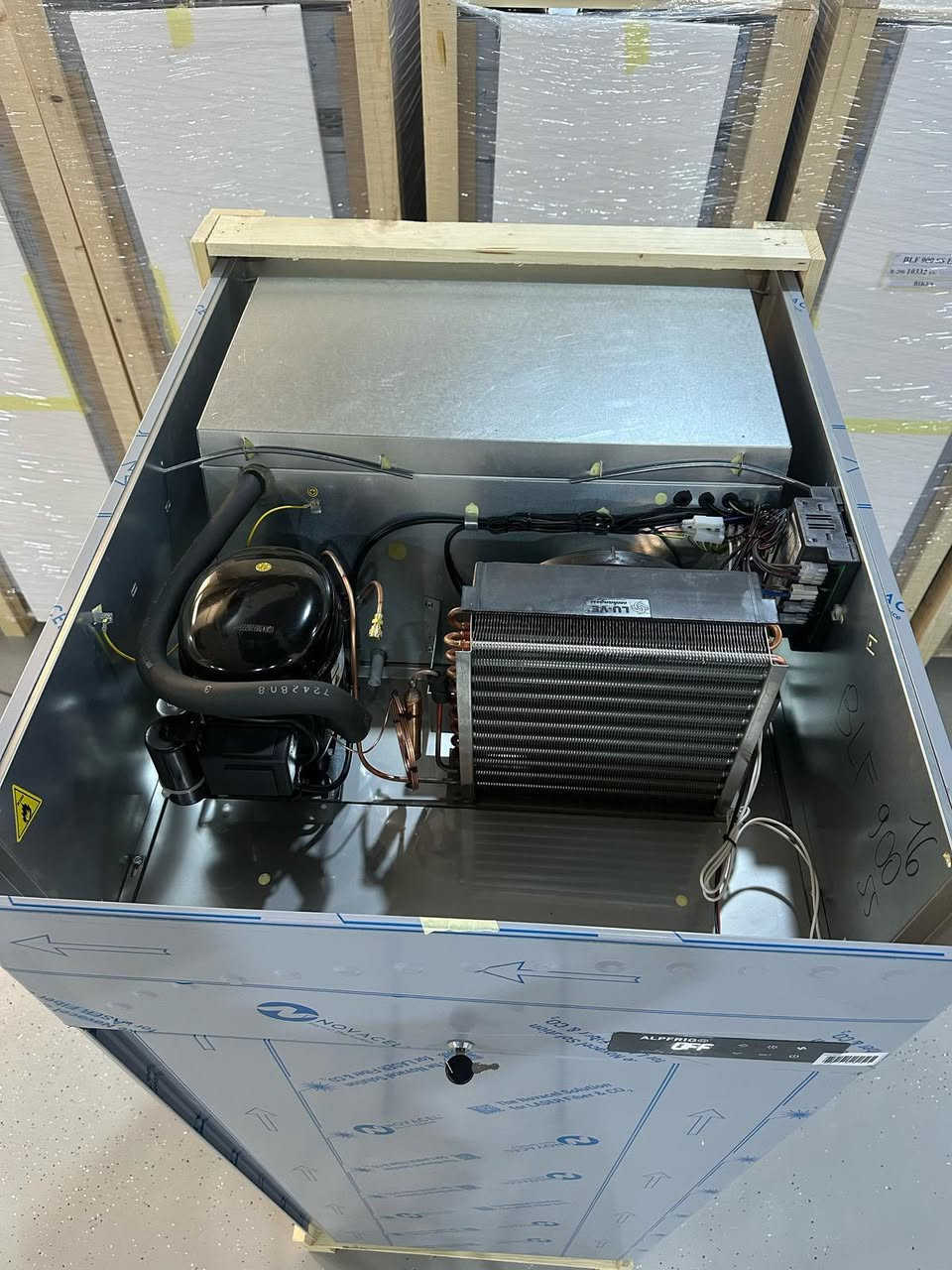 متوفر  1  قطعة فقط
#معرض #الايطالي
حافضه ايس كريم 🍨 الفريكوو أيطاليا 🇮🇹
جديد📦 لك ممستخدم 
موديل 2025 
56 بلانك صغير.   او.   36 بلانك كبير 
8 طابق
تجميد سالب 30-
سنكل فيز  
تبريد هواء
3.5 امبير 
مواصفات عاليه جداً 
تجميد بخاخ
تجميد فول تفتح باب ينزل بس 2 درجه 
✨✨✨
العنوآن بصره
متوفر توصيل إلى جميع محافظات العراق 
السعر والتفاصيل مراسله الصفحة 
اؤ الأتصال هـ ***********
#سيدحسين
