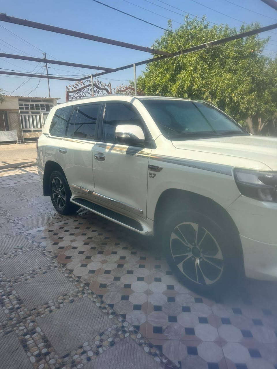 للبيع نقد فقط لاندكروز ٢٠١٣ مصفحه (درع) لون ابيض  محدثة ٢٠١٩ تحديث فول داخل وخارج محرك بنزين ٥٧٠٠ سيارة جاهزه فول
 المحرك مكفول من تبديله للتبديله تصفيح اصلي رقم بغداد بأسم شخص وليس شركه  سيارة خير من الله السعر  ٢٥٠٠٠ $  شتين ونص وبي مجال للتواص ***********
