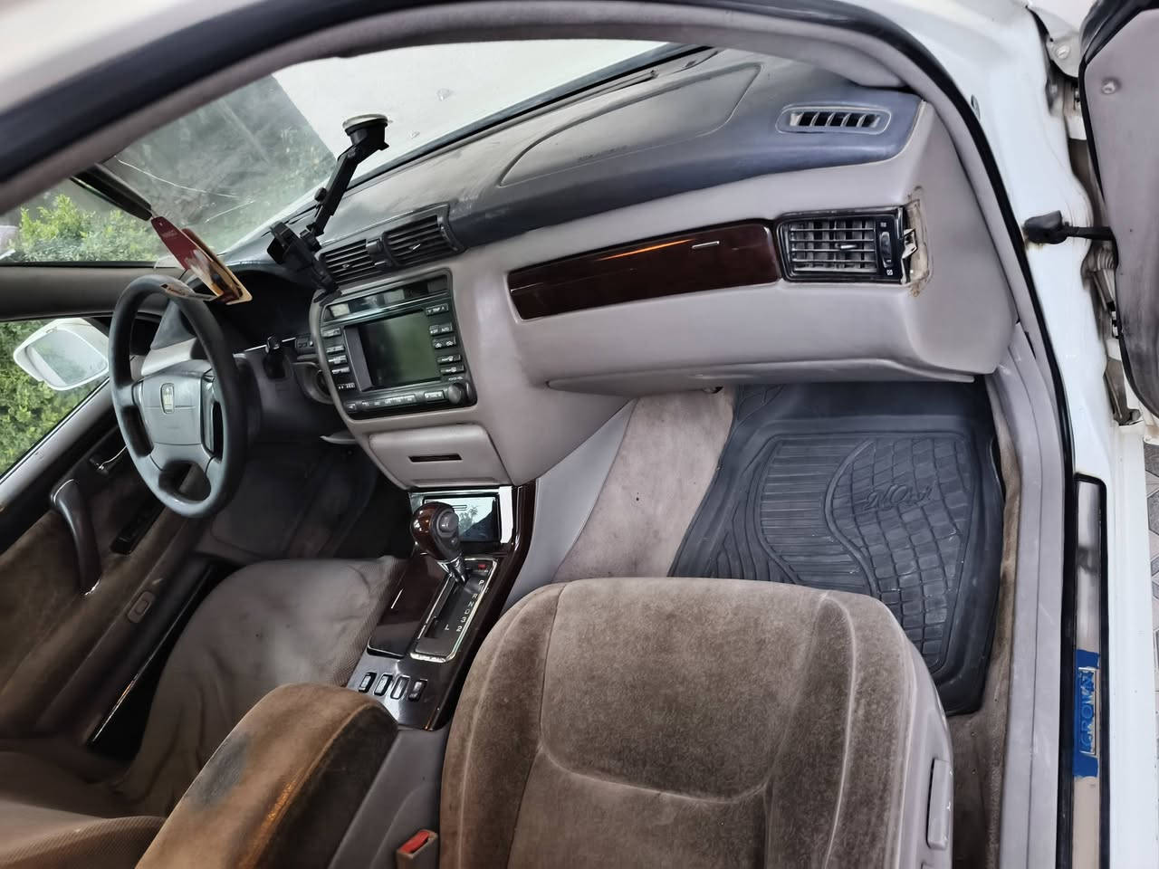 ملكه مديل 2002لبيع
رقم الهاتف ***********
