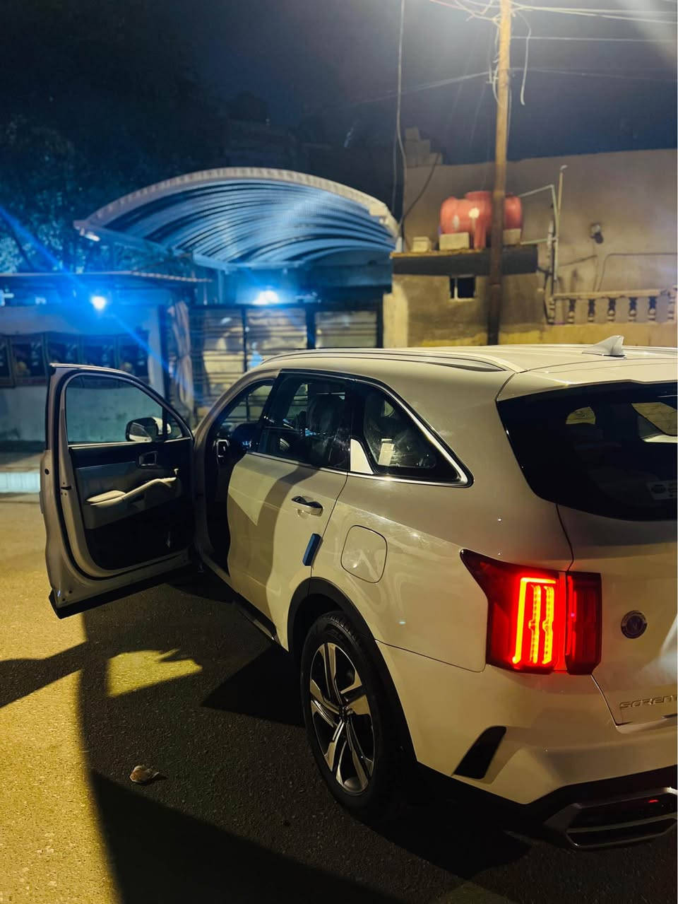 السلام عليكم 
كيا سورنتو 2023 خليجي 6 سلندر 
بصمه تشغيل 
بصمه ابواب 
تشغيل عن بعد 
جنطه كهرباء 
كشن كهرباء 
ماشيه 85 
بيهه كارت بنص البابين السايق والوراه 
وبيهه اصبعين كارت بالجاملع الخلفي 
السعر 285 وبي مجال 
البصره المعقل 
*********** البصرة, العراق
