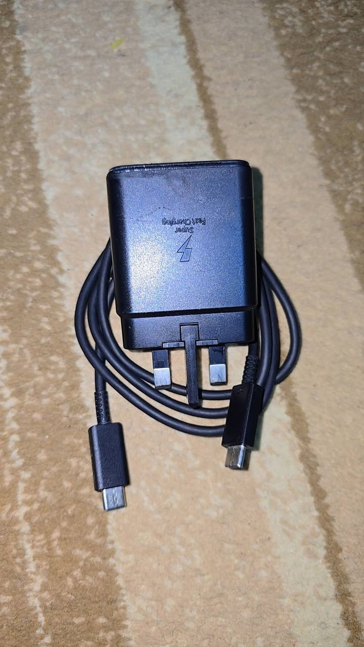 شاحنه سامسونج اصلية مستعمله اقل الشهر شركه عين الفهد
شحن سريع جدا 45 واط تايبسي 
السعر 30 وبيها مجال للطيبين 
هاتف ***********
