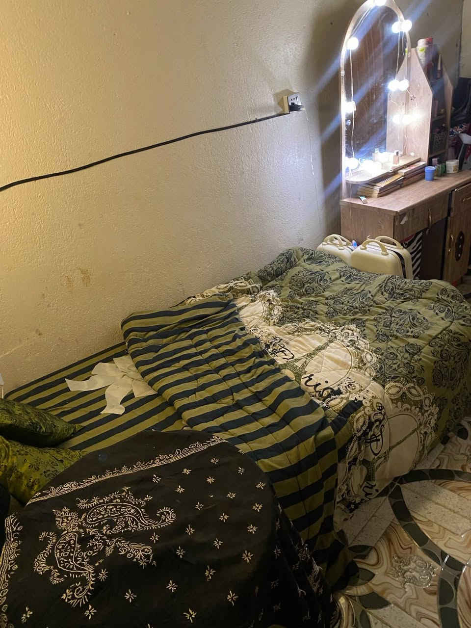بيت للبيع خلفي 132 متر
بي صاله وغرفه ومطبخ حار وبارد 
وحمام وتواليت واكو منور بالاخير وغرفه فوك متروكه وسطح 
البيت يحتاجله ترميم  
بحي اريدو مقابيل ازياء الفهد شارع المحلات 
 رايدي 87 وبي مجال دربونته عرضها متر وشويه المراسله ع هذا الرقم واتساب ***********
