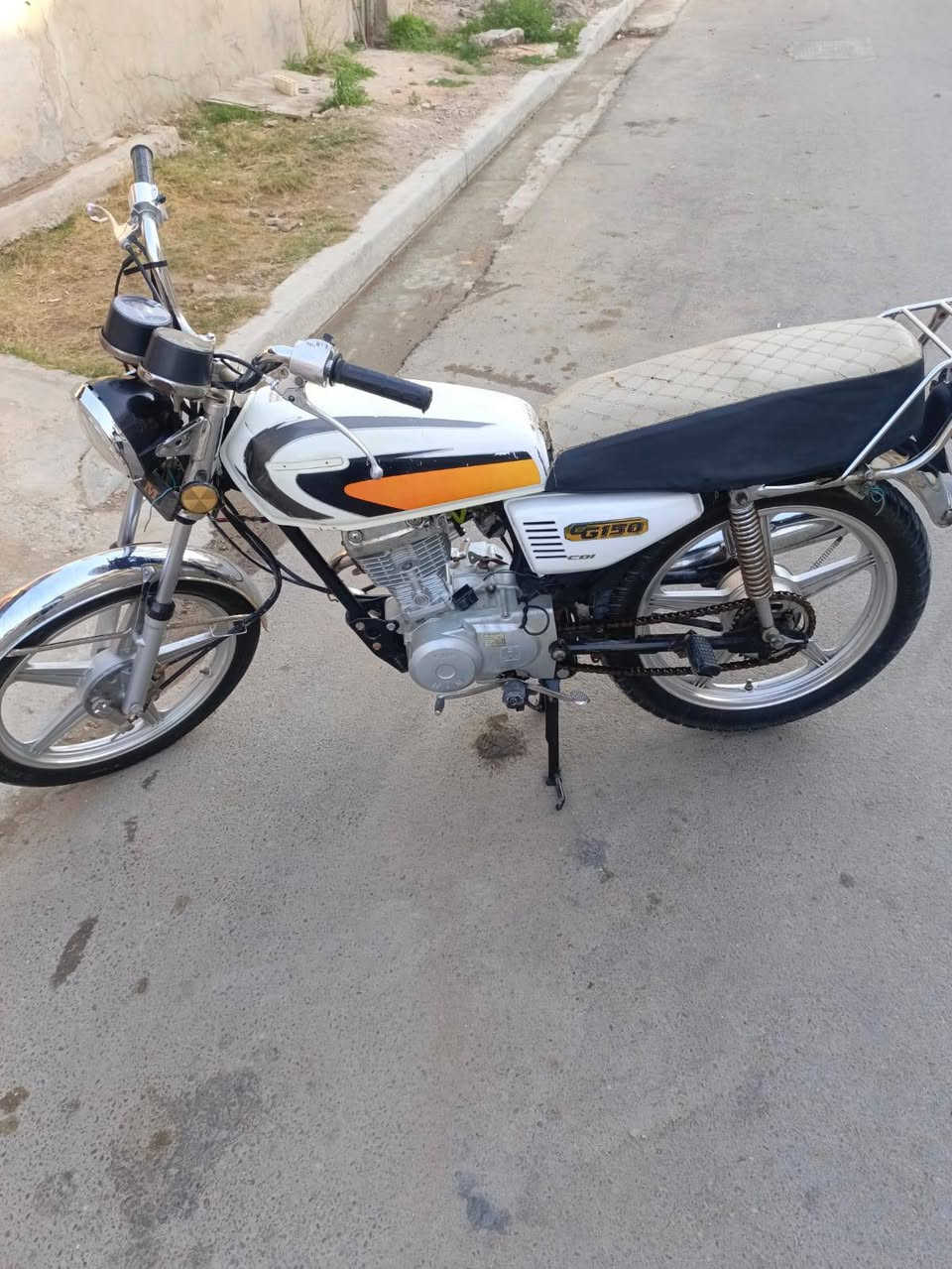 السلام عليكم دراجه للبيع مكينه مبدل بس ولفات نضيفه ما بيهة اي نقص السعر 450 و بيهة مجال  العنوان بغداد الشعب للاستفسار *********** واتساب
