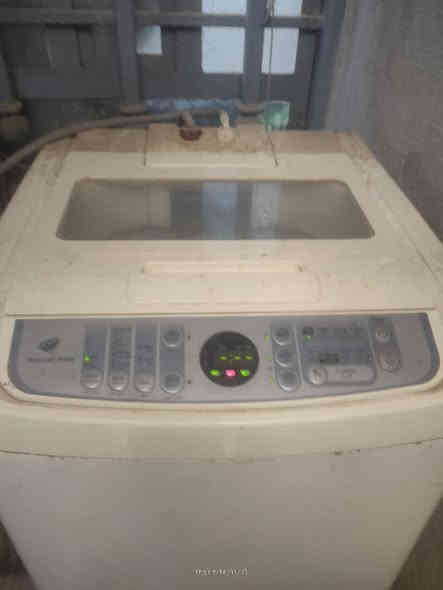 سلام عليكم 
الكيزر شرط الشغل. سعر ٦٥
غساله اوتماتيك شغاله سعر ١٥٠
غساله عاديه شغاله ونظيفه غسل تنشيف.. فقط حوض الغسل بنكط ماي من يم الكير بوكس.  اعتقد يرادله واشر.. مكاني بصره... *********** ابو الخصيب
