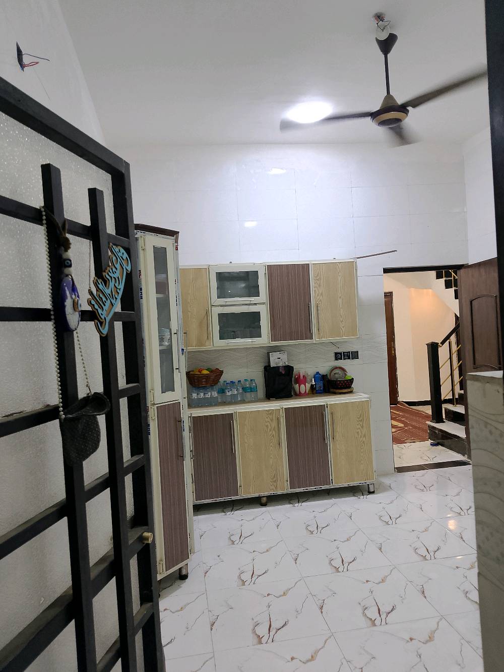 السلام عليكم توفر بيت مساحة 150 متر البصره الجزيرة شارع فيروزيه عدد غرف2 بيت مرتب تعال وشوف بعينك