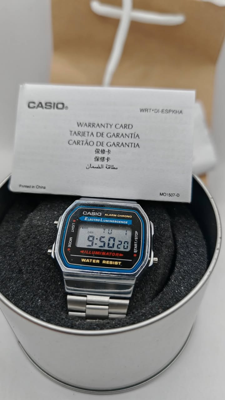 📢 للبيع: ساعة كاسيو كلاسيك فنتج (Casio A168) أصلية 100% – بحالة الوكالة (زيرو)
​لأصحاب الذوق الرفيع ومحبي القطع الكلاسيكية المضمونة، معروضة للبيع ساعة Casio Vintage A168WA الغنية عن التعريف، القطعة جديدة كلياً (غير ملبوسة نهائياً) وبكامل ملحقات المصنع (Full Set).
​🔍 مواصفات وتفاصيل القطعة:
​الحالة: جديدة زيرو (Zero) بستيكرات الوكالة كاملة وغير ملموسة.
​الأصالة: أصلية 100% وخاضعة لكل اختبارات كاسيو المعتمدة (عند الضغط المطول على الزر الأيمن تظهر كلمة CASIO على الشاشة فوراً).
​المكينة (Module): تحمل رمز المكينة اليابانية الأصلية 3298 المحفور بدقة على الغطاء الخلفي (Japan DH) مع غطاء ستانلس ستيل مقاوم للصدأ.
​الشاشة والإضاءة: شاشة LCD بكامل كفاءتها (تم فحص التصفير الشامل وجميع الخانات سليمة)، وتتميز بالإضاءة الزرقاء الفيروزية الكاملة القوية جداً (ElectroLuminescence - Illuminator) الواضحة في العتمة التامة، وليست إضاءة LED جانبية ضعيفة.
​📐 قياسات الساعة الرسمية (مناسبة جداً لكافة المعاصم):
​ارتفاع الكيس (من العروة للعروة): 38.6 مم
​عرض الكيس (مع الأزرار): 36.3 مم
​سمك أو ثخن الساعة: 9.6 مم (ناعمة وخفيفة جداً على الإيد)
​الوزن الكلي: حوالي 50 غرام تقريباً.
​🏷️ المواصفات والميزات المثبتة على استيكر الوكالة (Colour Plating):
​الساعة تأتي بكافة لاصقاتها التعريفية الأصلية التي توضح ميزاتها الفنية:
​دقة التوقيت: جزء من المئة من الثانية (1/100 Sec) لخاصية الكرونوجراف والـ Stopwatch.
​المنبه: منبه يومي يومض مع خاصية الإشارة الصوتية كل ساعة.
​مقاومة الماء: علامة (WR) واضحة ومعززة بلاصق الحماية الأزرق لمقاومة الماء حتى عمق 50 متراً (Water Resist 50M).
​نظام الوقت: تدعم نظام الـ 12 ساعة والـ 24 ساعة (12/24) بشكل تلقائي (AUTO).
​جودة الطلاء واللون: استيكر فحص اللون والطلاء المقاوم للظروف اليومية والملوحة وثبات اللون الفضي اللامع للـ Stainless Steel.
​البطارية: مثبت بنوع البطارية طويلة العمر من كاسيو طراز (CR 2032).
​📦 الملحقات الكاملة الشاملة (بدون أي نقص):
​العلبة المعدنية الأصلية (الكيس) الخاصة بكاسيو فنتج.
​الكتالوج الرسمي الخاص بالمكينة من شركة (Casio Computer Co., Ltd. Tokyo).
​بطاقة الضمان الدولية (Warranty Card) المطبوعة من الشركة.
​منديل التنظيف الأصلي الخاص بالساعة.
​الملصق التعريفي (اللاصق الخلفي) والميزات بعده مثبت على السير.
السعر خاص يوجد توصيل لجميع المحافظات.


**إذا كنت صاحب هذا الإعلان وتريد حذفه لأي سبب، رجاءا أرسل رسالة إلى الدعم الفني**