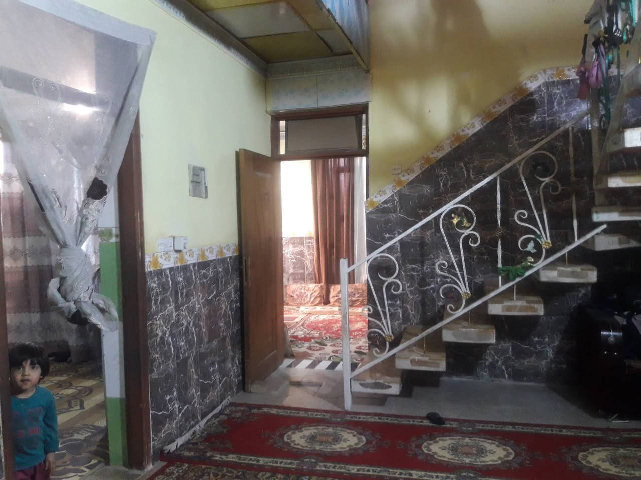 سلام عليكم بيت مساحه ١١٠ قريب على شارع مطار مقابيل قريت الغدير قرب باب مطحنه اساس صب كونكرت يتكون من استقبال ومطبخ و٣ غرف وصحيات وصاله مشمول بقرار التطويب سعر ٥٠ قابل لتقاوض استفسار *********** / ***********
