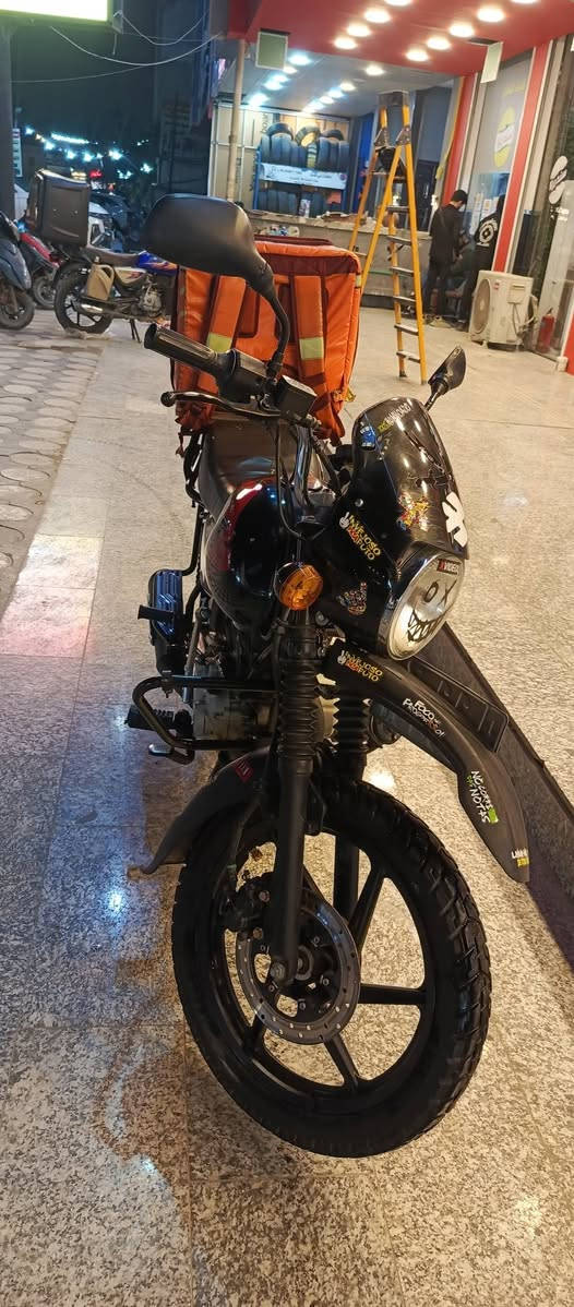 السلام عليكم دراجة بوكسر مرقم بغداد ب اسمي تحويل ثاني يوم للبيع موديل 23 نازلة ب نهاية ال 24 ماشية 15الف 
مجفتة تجفيت شركة ومرة وحدة فاتح المكينة وتجفيت شركة و ع الفحص وجيب وياك 100 فيتر وافحص ع راحتك
الدراجة شلعة ومعدل خير من الله 
السعر مليونين و 250 وبيه مجال بسيط حك جيتك(2200)
مكاني بغداد الحرية
للاستفسار
***********
***********
