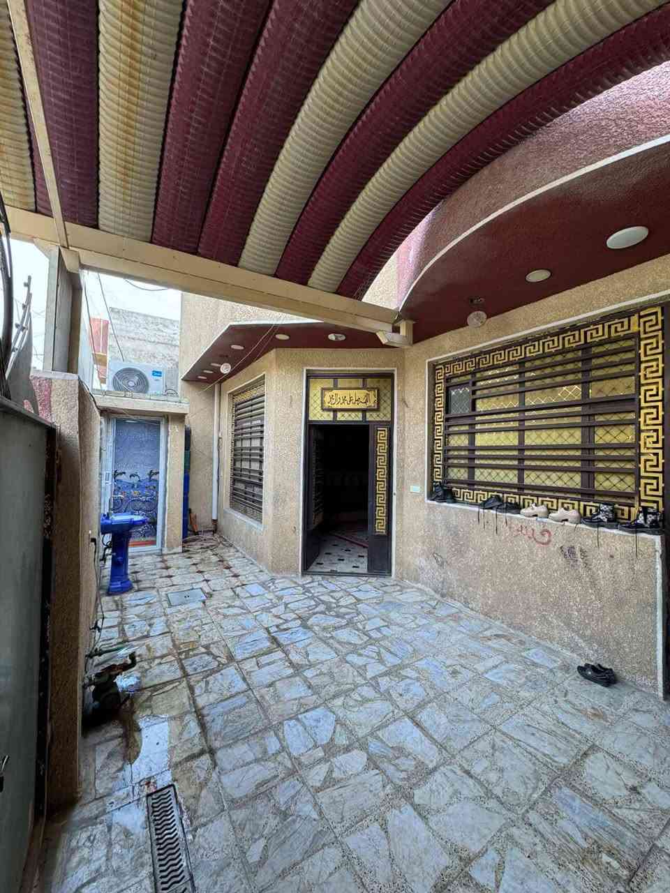 سلام عليكم
بيت للبيع بناء حديث المساحة 180م 
يحتوي غرفتين كما موضح في الفيديو واستقبال وساحة درج 
ويحتوي على ترك ثلاث وحمامات خارج وداخل البيت 
البيت خير من اللة❤️
المكان : بغداد  الكمالية البستان 
للاستفسار: - ***********
(*غير متواجد على الفيس اتصل على الرقم العلا 👆)
