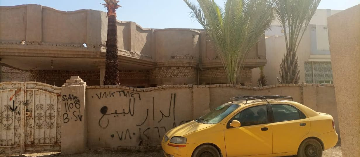 السلام عليكم  بيت مساحة 320 متر للبيع في الحلة حي العسكري الظُباط يحتوي على غرفتين نوم و صالة و مطبخ و استقبال وبيتونه وصحيات موقع تجاري ممتاز و قريب على المدارس و الجامعات و هنالك مجاري قيد الإنشاء في المنطقة للعلم سعر المتر في المنطقة من مليون و نص الى مليون و لكن اني ابيع اقل من ذلك لأن مستعجل للإستفسار مُراسلة الصفحة او الإتصال على الرقم ‭٠٧٨٠ ١٢٦ ٦٨٤٦
