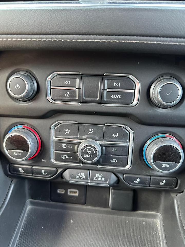 شوفروليت سوبربان 2023 امريكي لون رصاصي غامق قطعه وحدة صبغ فقط جاملغ امامي وقطعه خلفية PDR بدون رقم فحص موقت فول 1/1 LT مواصفات برمير طلب خاص من الشركة عداد 13 الف ميل فقط 
*********** واتساب 
*********** واتساب 
السعر 40.500$ قابل للتفاوض
