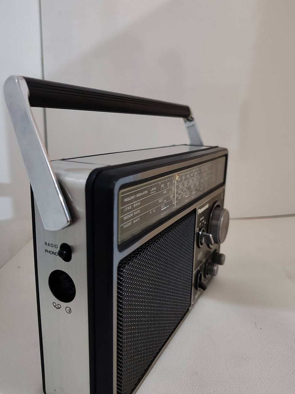 راديو ناشيونال باناسونيك ياباني
National Panasonic  RF-1105 DLBS
Made in  Japan

٤  موجات  MW, FM, SW, LW

تابع الفديو.. سحب المحطات قوي جدا و خارق

يعمل بالكهرباء مباشر و يعمل باربع بطاريات حجم وسط

الجهازمستخدم ونظيف جدا غير مفتوح

السعر  ١٧٥  الف


**إذا كنت صاحب هذا الإعلان وتريد حذفه لأي سبب، رجاءا أرسل رسالة إلى الدعم الفني**