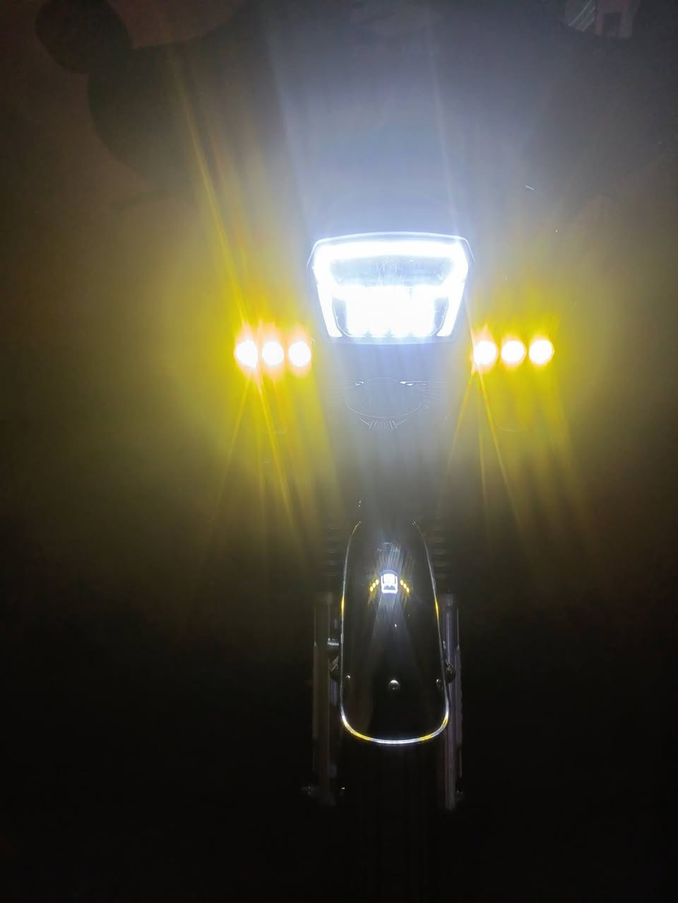 السلام عليكم دراجة سولنك
موديل= 25 نازلة بشهر 8 بنهايته يعني صارله 7 اشهر . للعلم الدراجة ما مشتغلة دلفري يعني ما متعبه على أيدي 
المشي مالته // 5400
المعدل // 120 وقابلة للزيادة 
سعة المحرك// 200cc
 بصمة ريمونت وبصمة اصبع وسلف وهندر كلشي بيه شغال اي نقص مابيه 
الاضافات// 
جنط خلفيات بيهن كلوب 
وجنطة من فوك أيضاً بيه كلوب مثل ما موضح بالصورة.
درع أبل جفوف  ومرايات وستاند مال تلفون 
واقية مال بوكسر أمامية 
ولدات أمامية أبل عدسة ثنين كل واحد بي ثلاثة عدسات 
المكان بغداد ابو دشير وهذا رقمي متواجد فقط على واتساب شباب 
السعر 950 وبيه مجال للطيبين ***********
