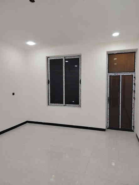 السلام عليكم 
دار للبيع 100م  5×20 متر طابقين يحتوي على (3)نوم وكراج وصالة و(مطبخ حار وبارد) ومناور عدد(2) وصحيات عدد(2) و بلكونة و بيتونه طابق الثالث وسطح امامي وخلفي البيت بناء حديث 2025زيرو  غير مسكون. البيت نضام كامرات و ستلايت و نضام سبالت دفن 
الألمنيوم تركي مقطع ثقيل
البيت بناء درجه اولى 
مستقل غير مشترك 
مغاسل ديكور كاونتر تركي 
(بغداد حي الجهاد منطقة ديوان المخابرات )
 خلف شارع ستين مباشرتا
استفسار اتصال او (متوفر واتساب)
      ***********
