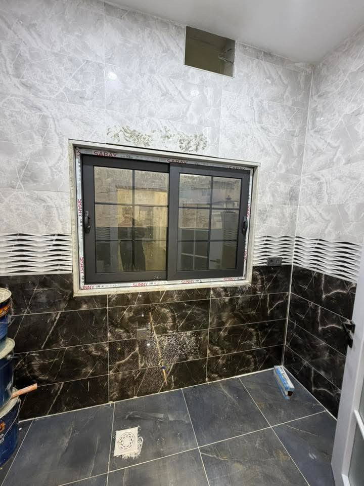 دار للبيع من طابقين بناء حديث Zeroفول ملكي مبني بأحدث المواد والمواصفات الهندسية ارضيه مرمر مغربي فول 
الكهرباء نظام فوتو سيل  دبل جام نظام طاقه شمسيه نظام تبريد مركزي نظام كامرات دبل جام فول مواصفات

 #طابو ملك صرف بأسم شخص واحد 

#المساحة :- 115 متر             #واجهة 8 متـــر  

الموقع:- كركوك طريق بغداد _ قرب مطعم  صويا 

حيث يحتوي الطابق الاول على استقبال وهول وغرفه نوم 🛌 مطبخ حار بارد وصحيات ومناور وكراج سيارة 🚗 
والطابق الثاني 2 نوم حمامات وبلكونات عدد 2 ذات إطلاله جميله وسطح أول وثاني 

💵💵السعر  مناسب  💵💵

#موقع الشركة كركوك حي عدن مجاور الجنسية الجديدة 
 ومجاور اسماك البغدادي عمارة البحرين 

 🏦شركة الجوهرة للعقارات والمقاولات  🏦 
  
 📞للأتصال ***********

✅نستقبل جميع عروضاتكم السكنيه والتجاريه في كركوك
