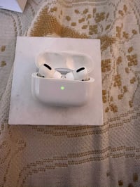 ايربودز برو جيل اول  نظافتها ٩٨٪؜ سماعة كامل ملحقاتها سعرها ١٢٠ تواصل ...