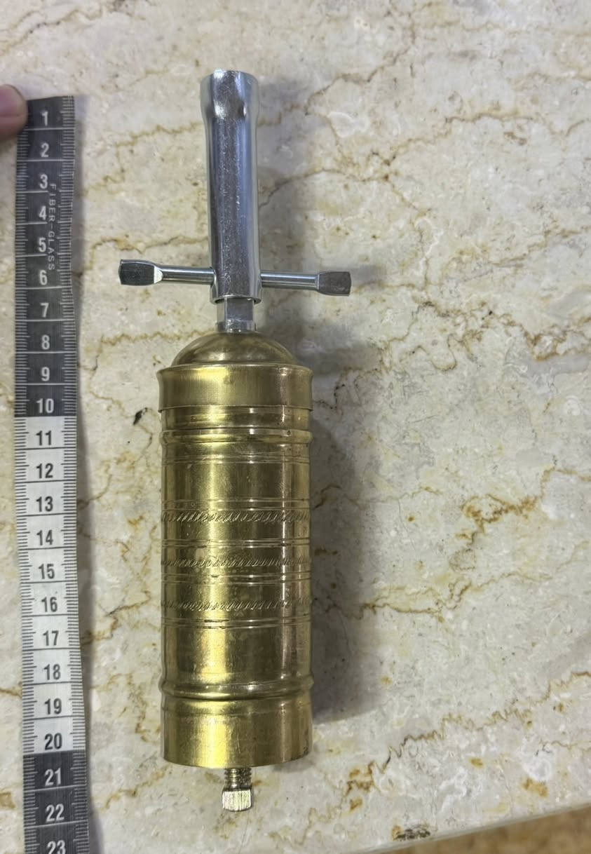 السلام عليكم
مفوارات ثنين ومنقلات فحم ثنين وياهن 

وقواري نحاس بس بيهن نقص 

وطاحونة قهوة نحاس 

السعر خاص


**إذا كنت صاحب هذا الإعلان وتريد حذفه لأي سبب، رجاءا أرسل رسالة إلى الدعم الفني**